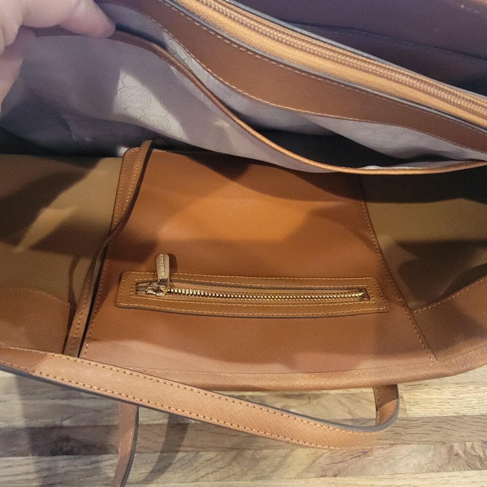 MICHAEL KORS JET SET TRAVEL TOTE in ACORN Brown Leather - Picture 9 of 16